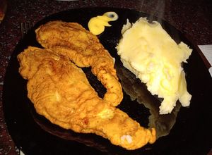Una foto de Escalopes o marineras de pollo con puré😋