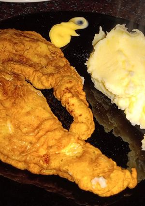 Una foto de Escalopes o marineras de pollo con puré😋