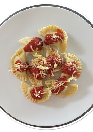 Une photo de Ravioles au poulet et au pesto