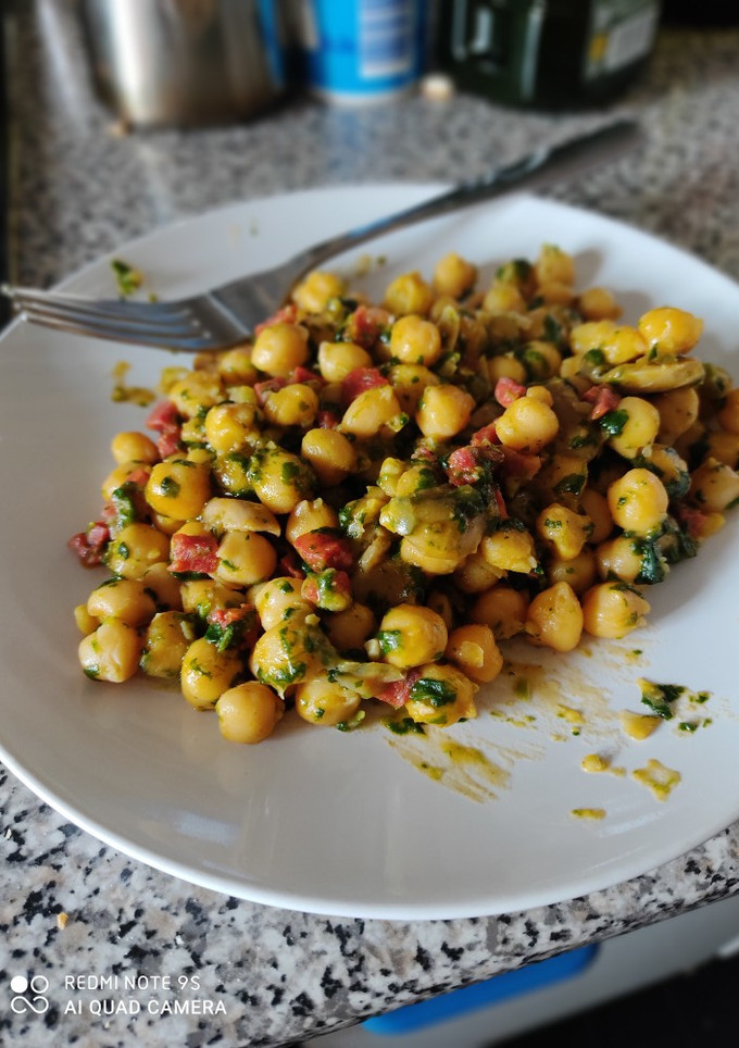 Una foto de Garbanzos con espinacas y chorizo