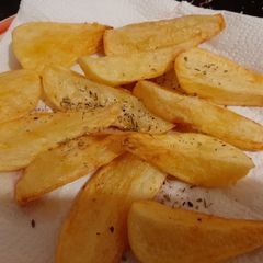 A picture of Potato wedges.
