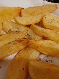 A picture of Potato wedges.