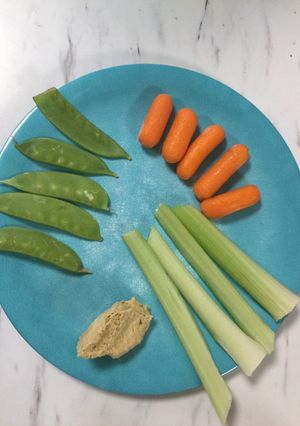 A picture of Veggies & Hummus.