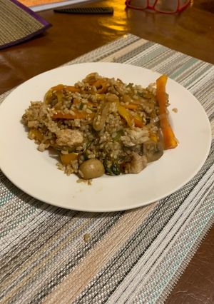 Una foto de Arroz yamaní con pescado blanco y verduras