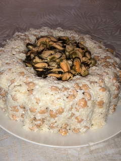 Una foto de Molde de arroz con garbanzos y choritos