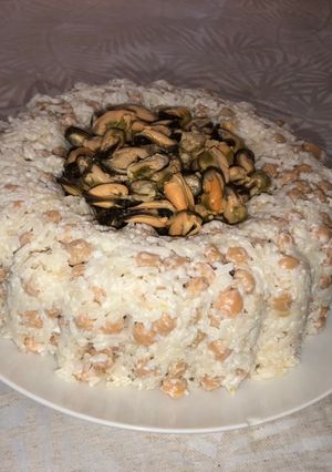 Una foto de Molde de arroz con garbanzos y choritos