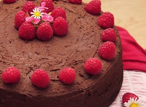 Foto de Bolo de chocolate com cobertura de chocolate negro de arandos e sementes de sésamo