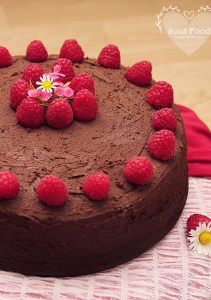 Foto de Bolo de chocolate com cobertura de chocolate negro de arandos e sementes de sésamo