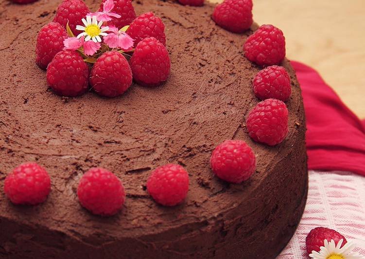 Bolo de chocolate com cobertura de chocolate negro de arandos e sementes de sésamo