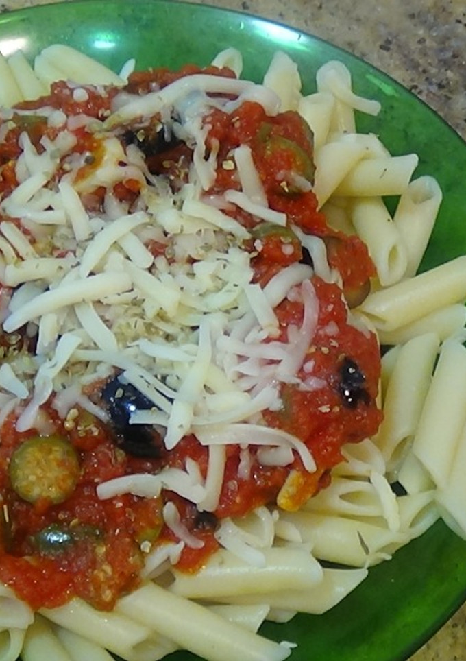 Una foto de Macarrones con salsa putanesca