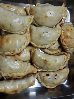 Una foto de Empanadas de pollo y salchichas