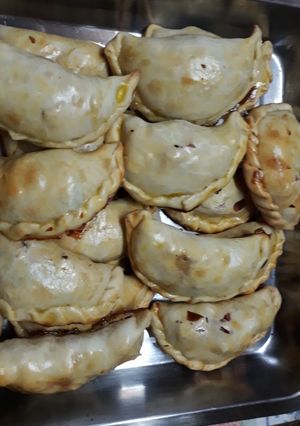 Una foto de Empanadas de pollo y salchichas