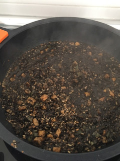 Una foto de Arroz negro con sepia y gambas