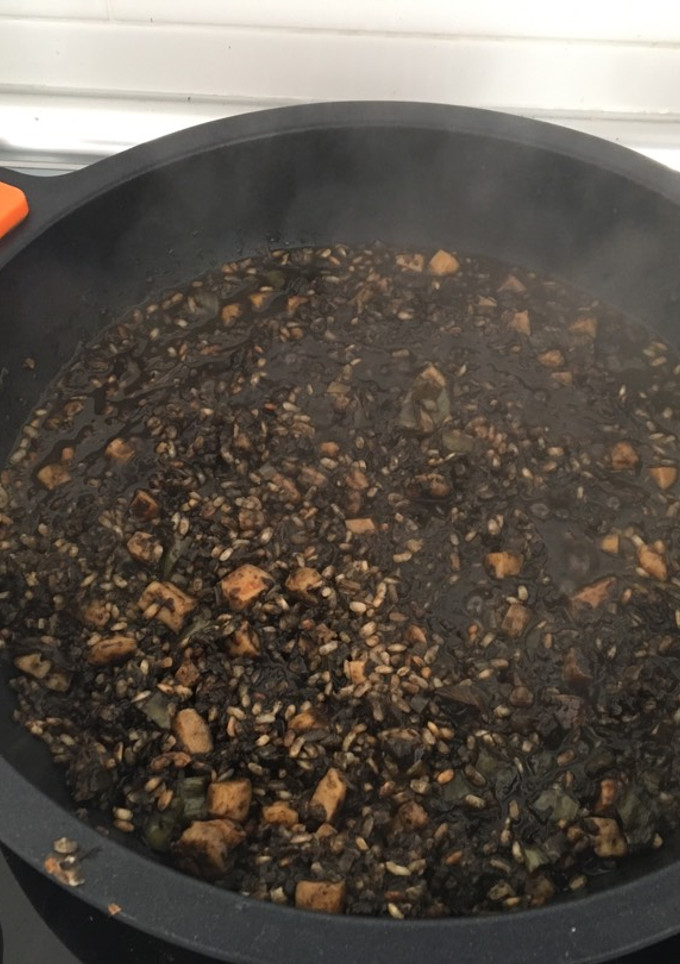 Una foto de Arroz negro con sepia y gambas