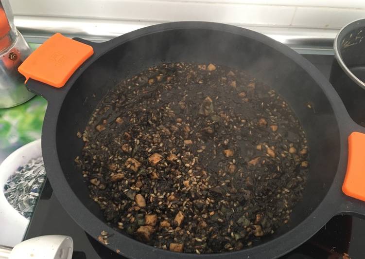 Arroz negro con sepia y gambas