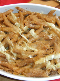 Una foto de Pasta integral gratinada con salsa tomate con nata y queso