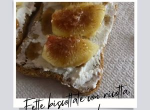 Foto di Fette biscottate con ricotta, fichi e miele