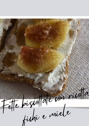Foto di Fette biscottate con ricotta, fichi e miele