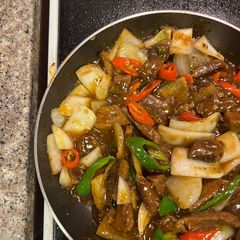 A picture of Stir Fried Black Pepper Beef (with lots of crunch from the onion & chilli).