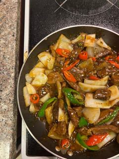A picture of Stir Fried Black Pepper Beef (with lots of crunch from the onion & chilli).