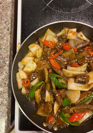 A picture of Stir Fried Black Pepper Beef (with lots of crunch from the onion & chilli).
