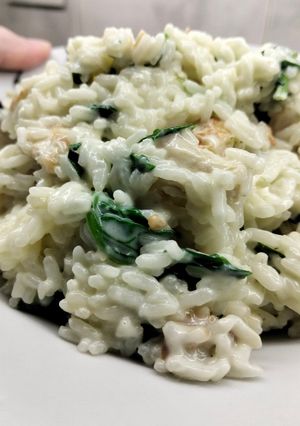 Una foto de Risotto de espinaca y pollo 🍗