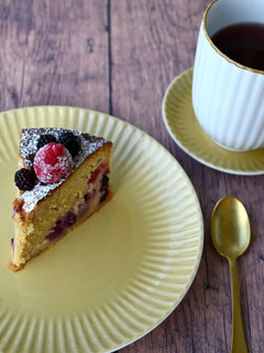 Foto di Torta cremosa yogurt e ricotta ai frutti rossi