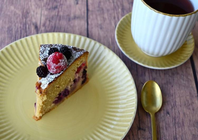 Recetta di Veloce Torta cremosa yogurt e ricotta ai frutti rossi