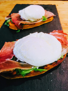 Una foto de Tosta de boniato con jamón serrano y huevo escalfado