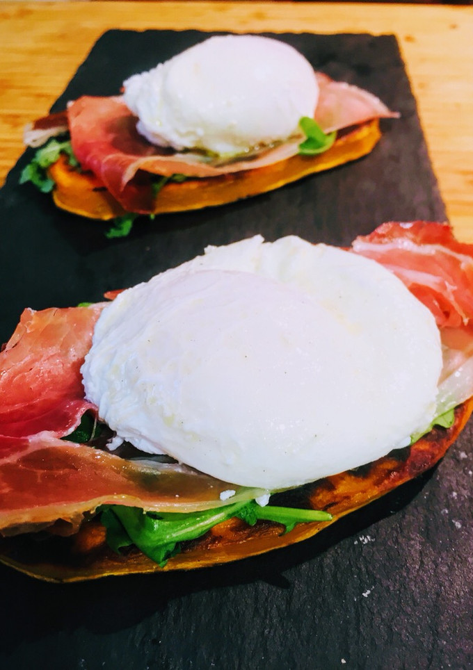 Una foto de Tosta de boniato con jamón serrano y huevo escalfado
