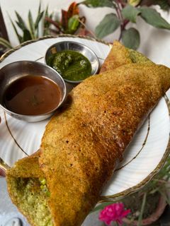 मटर स्टफ्ड मूंग दाल चीला (matar stuffed moong dal cheela recipe in Hindi) रेसिपी मुख्य फोटो