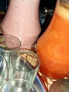 صورة لوصفة عصير الفراولة والموز/عصير برتقال وموز وتفاح والفراولة 🍓🍌🍊🍎