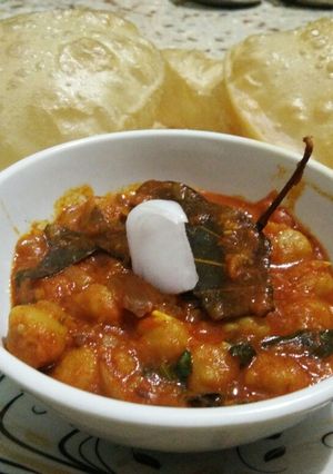 છોલે પુરી (chhole puri recipe in Gujarati) રેસીપી મુખ્ય ફોટો