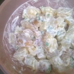 A picture of Unpeeled potatoes salad.