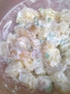 A picture of Unpeeled potatoes salad.