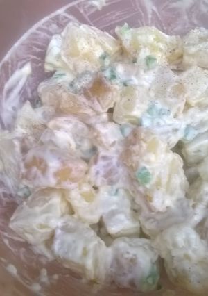 A picture of Unpeeled potatoes salad.