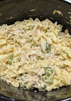 A picture of Olive Garden Chicken Pasta in Crockpot.