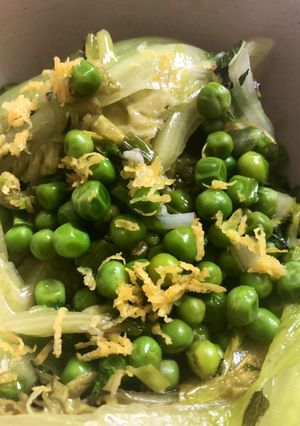 A picture of Braised peas and lettuce - vegan.