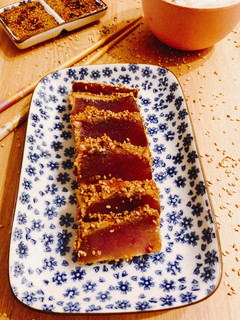 A picture of Tataki de thon, sauce soja gingembre citron vert sésame.