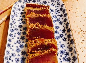Une photo de Tataki de thon, sauce soja gingembre citron vert sésame