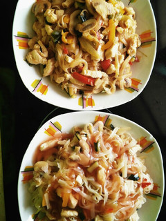 Una foto de Tallarines de arroz con verduras y pollo