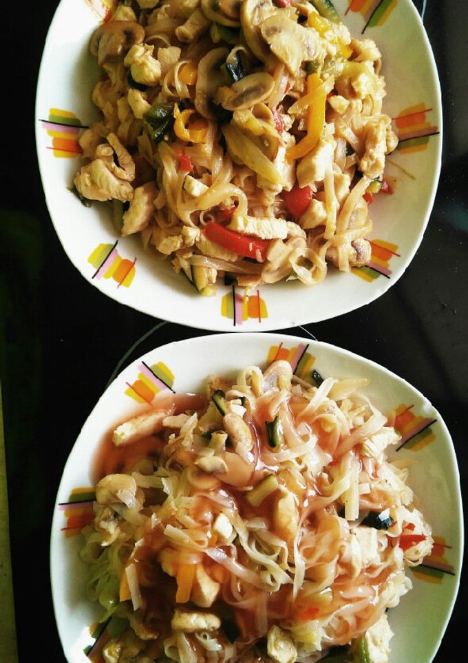 Una foto de Tallarines de arroz con verduras y pollo