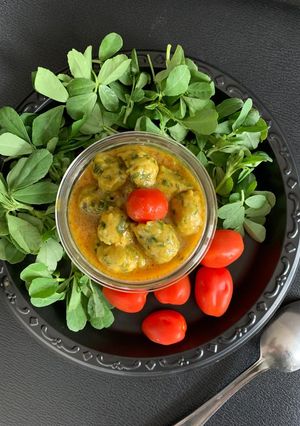 મેથીના મુઠીયા નુ શાક (Methi Muthia Shak Recipe In Gujarati) રેસીપી મુખ્ય ફોટો