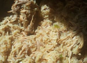 Una foto de Arroz con pollo deshuesado
