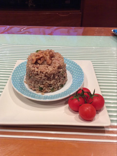 Una foto de Arroz integral con atún y aceite de sésamo
