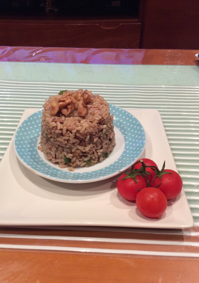 Una foto de Arroz integral con atún y aceite de sésamo