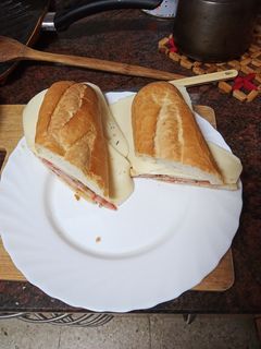 Una foto de Bocadillo de lomo adobado con pimiento, cebolla y queso