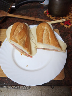Foto principal de Bocadillo de lomo adobado con pimiento, cebolla y queso