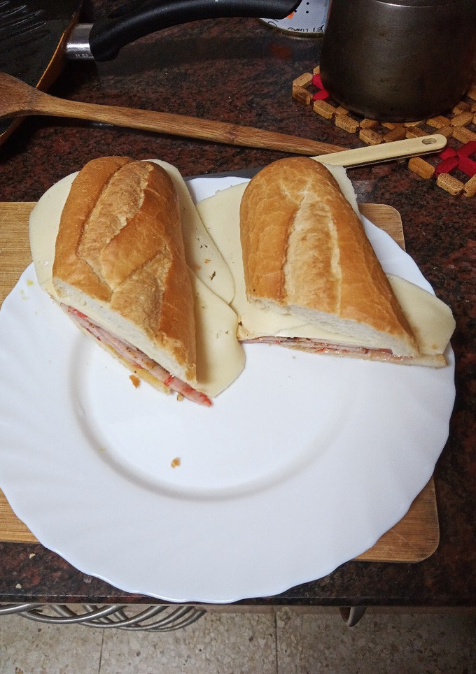 Una foto de Bocadillo de lomo adobado con pimiento, cebolla y queso