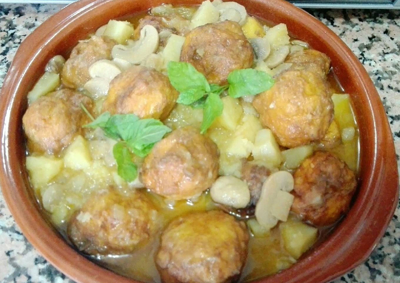 Alb贸ndigas 馃崪 con patatas 馃崯 y champi帽ones 馃崉